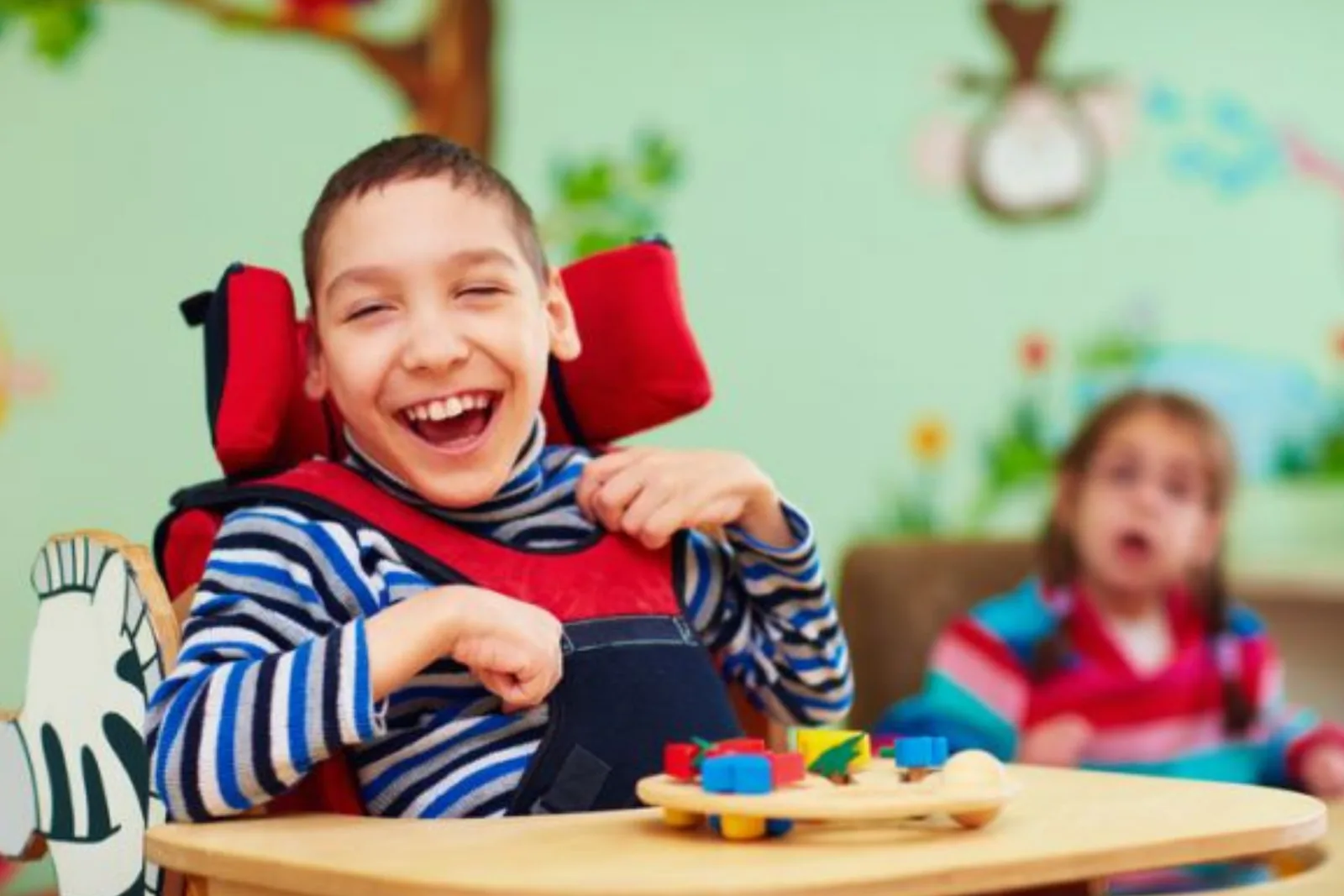 Criança sorrindo em sala de aula da Apae