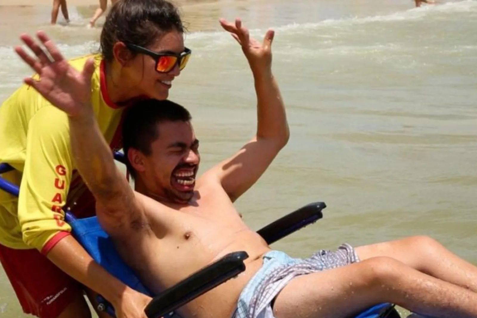 Passeio na praia com cadeira anfíbia