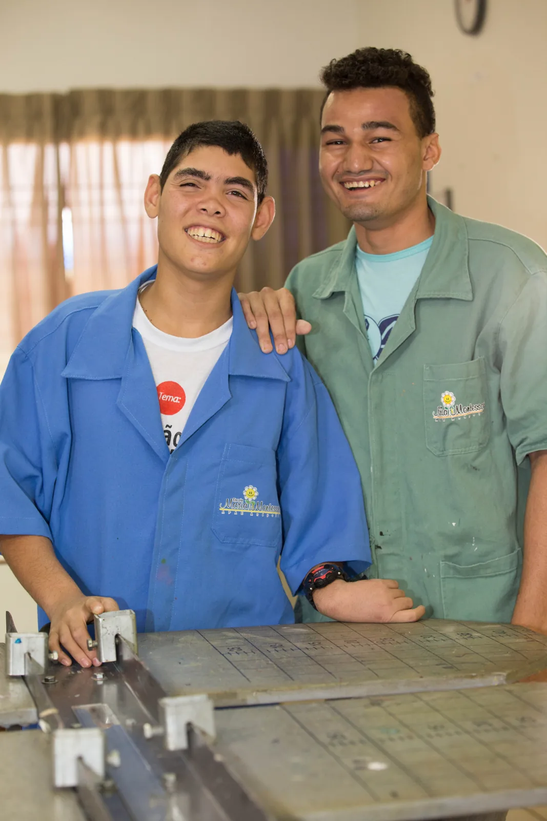 Jovens da Apae sorrindo em oficina de trabalho